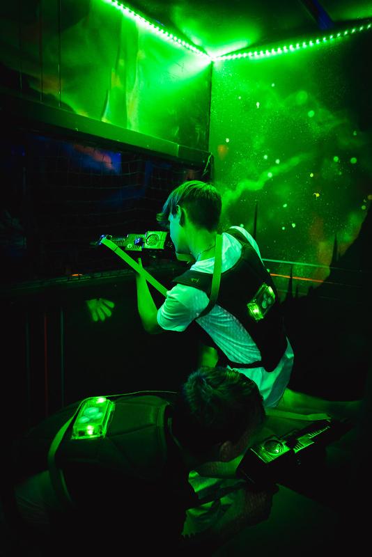 Teilnehmer der Sprachreise England Schüler Sommerferien spielen Laser Tag
