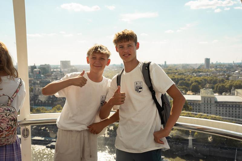 Zwei Jungs stehen im Sprachurlaub England Schüler im London Eye nebeneinander
