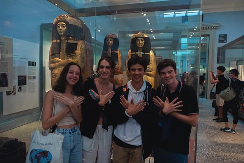 Teilnehmer der Sprachferien in England für Schüler posieren im Museum