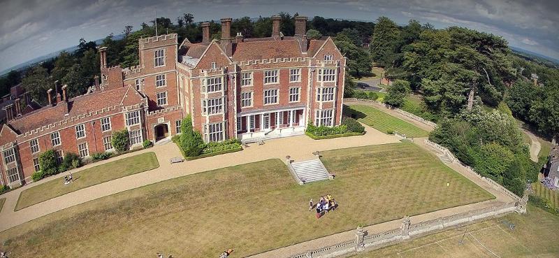 Die Sprachschule mit einer großen Wiese im Sprachurlaub England Schüler