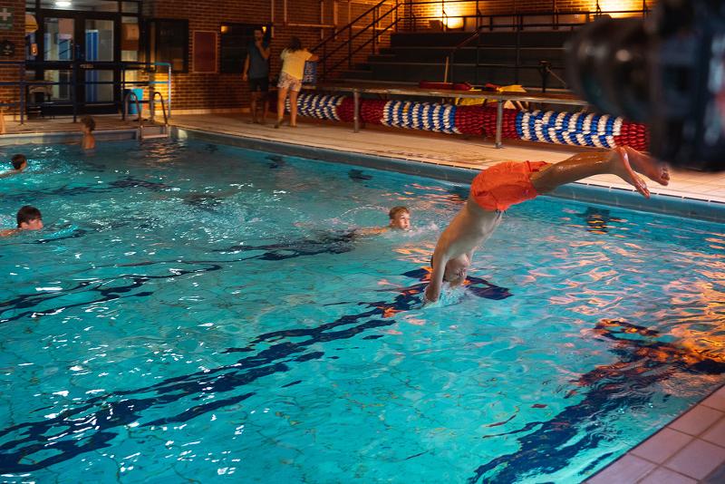 Ein Teilnehmer der Sprachreise Englisch England springt ins Wasser