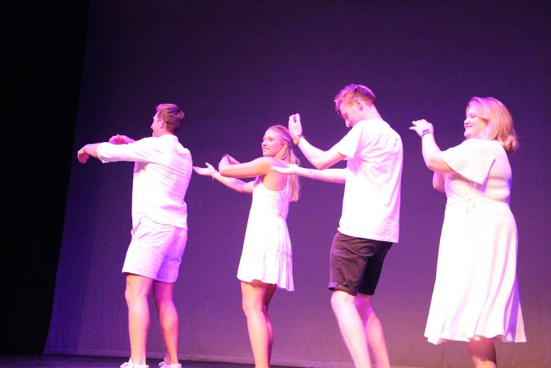 Teilnehmer der Sprachferien Schüler England führen eine Choreografie auf