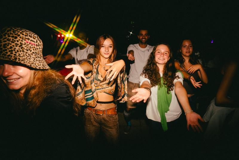 Teilnehmer der Sprachreise nach England tanzen bei einer Disco