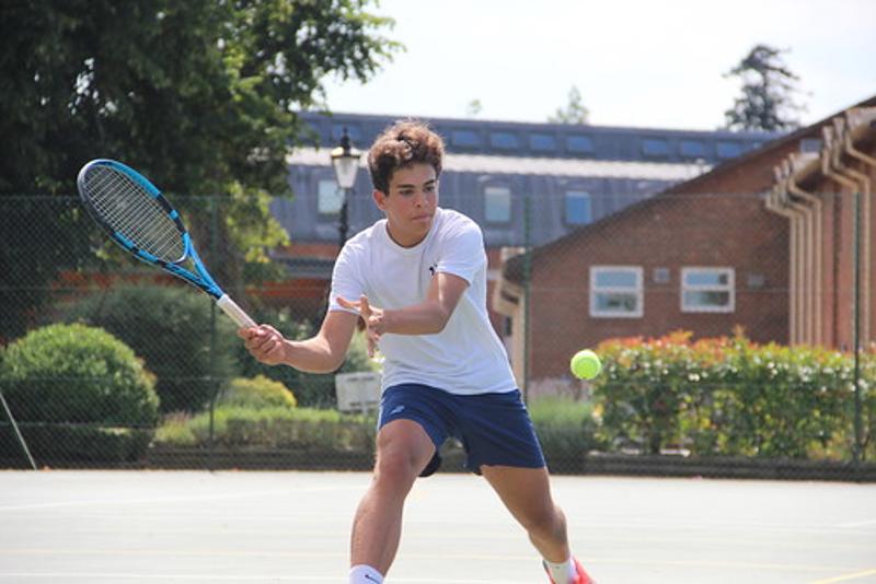 Ein Junge spielt auf Sprachreise England Schüler Gastfamilie Tennis