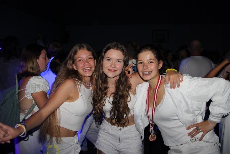 Freundinnen stehen auf Sprachreise Englisch England bei einer Party nebeneinander