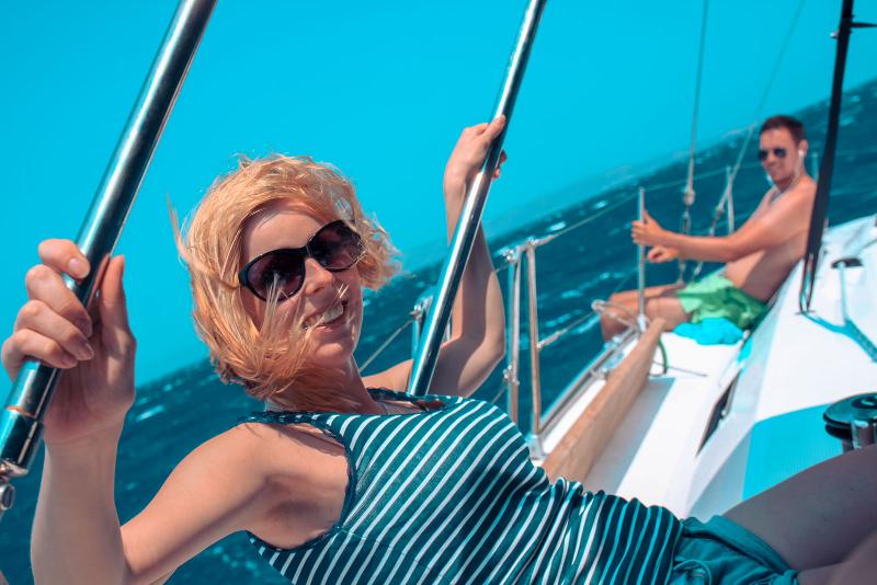 Eine Teilnehmerin der Jugendreise ab 18 sitzt auf einem Boot
