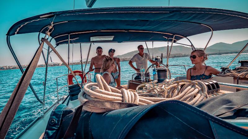 Teilnehmer einer Jugendreise ab 18 stehen auf einem Motorboot
