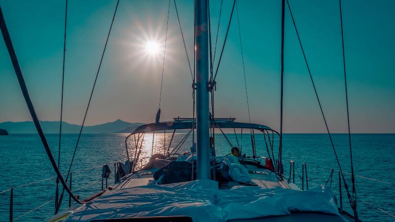 Ein Segelboot bei einer Jugendreise ab 18 im Sonnenuntergang