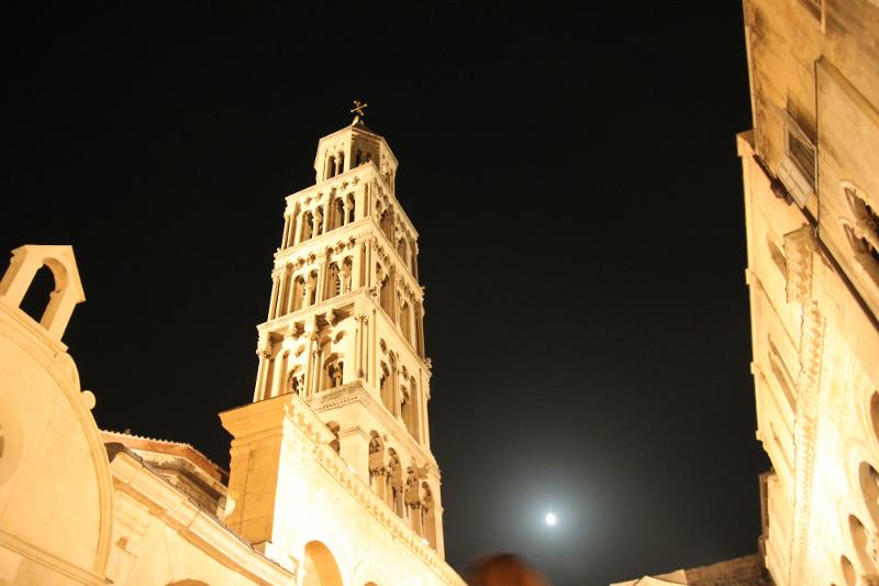 Eine Kirche bei Nacht bei einer Jugendreise ab 18