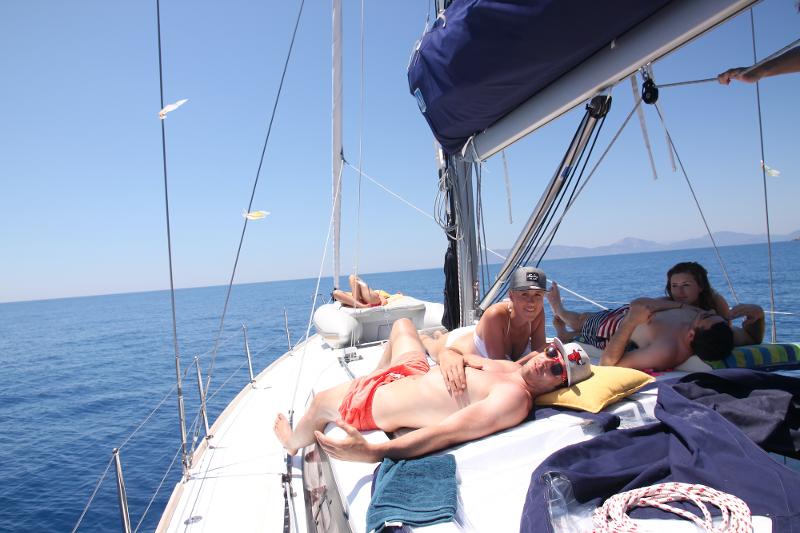 Teilnehmer chillen bei einer Jugendreise ab 18 auf einem Boot
