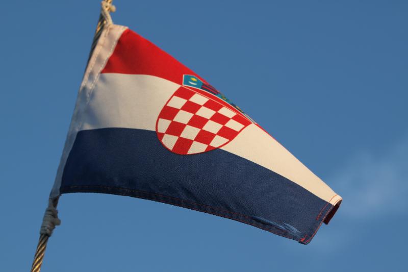 Eine kroatische Flagge weht bei einer Jugendreise ab 18 im Wind