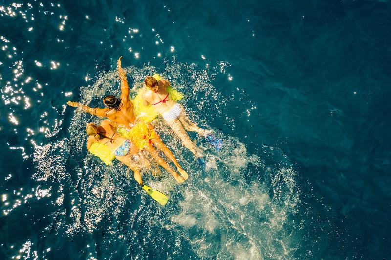 Teilnehmerinnen schwimmen bei einer Jugendreise ab 18 im Meer