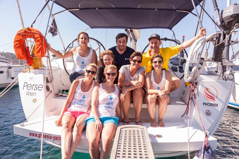 Eine Gruppe posiert bei einer Jugendreise ab 18 auf einem Boot