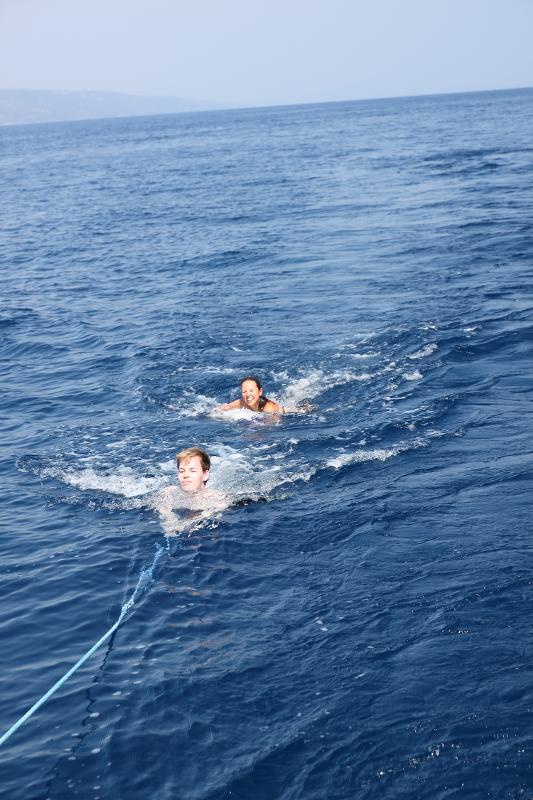 Bei einer Jugendreise ab 18 lassen sich Teilnehmer durchs Wasser ziehen