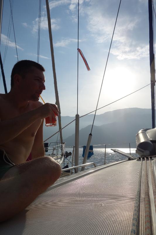 Ein Mann genießt bei einer Jugendreise ab 18 ein Getränk in der Sonne