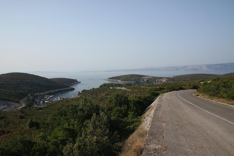 Eine Straße mit dem Meer im Hintergrund bei einer Jugendreise ab 18