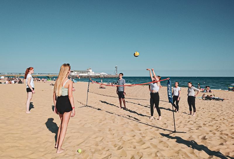Die Schüler spielen auf Schülersprachreise nach England Beachvolleyball am Strand