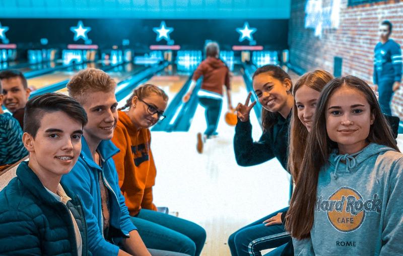 Teilnehmende der Sprachreise England für Schüler günstig gehen gemeinsam bowlen und haben einen tollen Abend zusammen