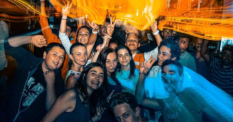 Auf Sprachreise nach England feiern mehrere Teilnehmer in einem Club