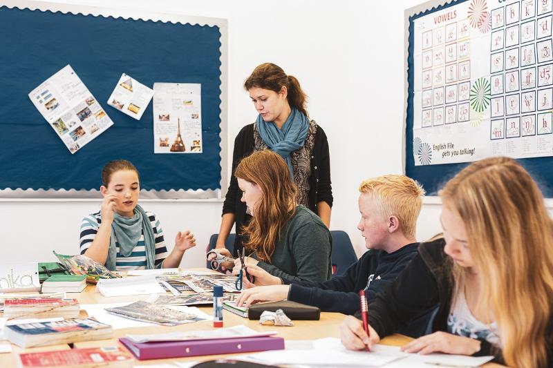 Eine Lehrerin bringt den Schülern auf Sprachreise nach England im Sprachunterricht Englisch bei