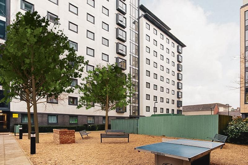 Auf dem Außengelände von dem Hotel der Sprachreise England gibt es unter anderem eine Tischtennisplatte