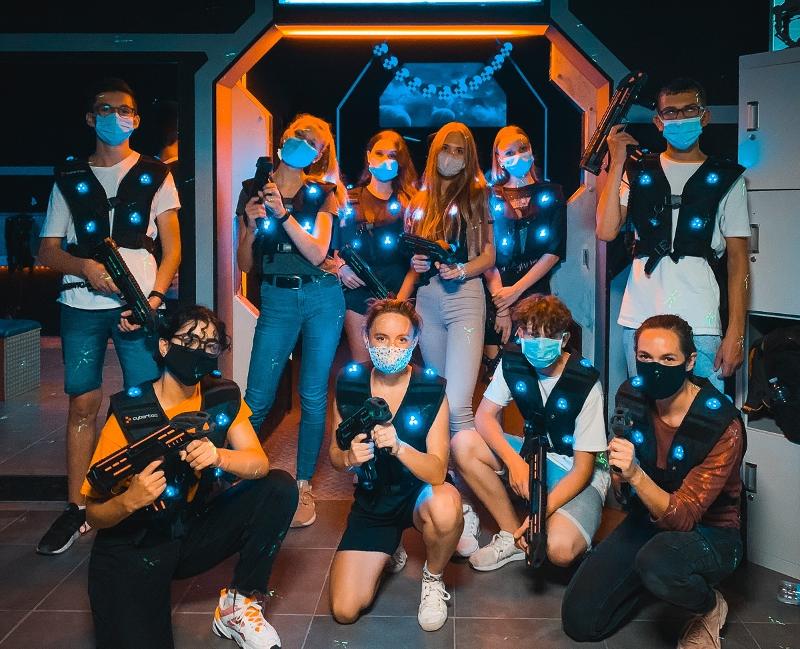 Während einer Kinder Sprachreise England spielen die Teilnehmer Lasertag