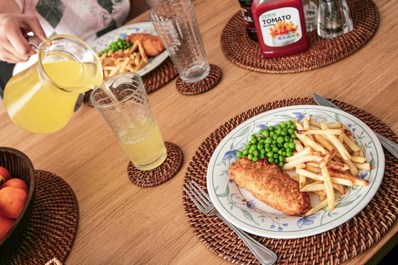 Das Abendessen auf Sprachreise Schüler England wird mit der Gastfamilie eingenommen
