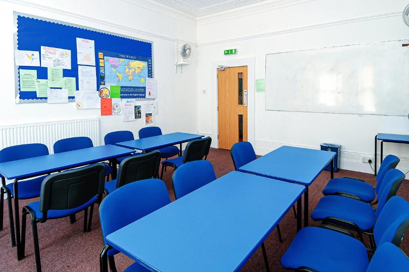 Bei einer Sprachreise Schüler England lernt ihr gemeinsam mit anderen in einem Klassenraum