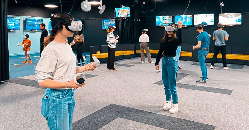Während einer Sprachreise Bournemouth machen die Kinder eine Virtual-Reality Erfahrung