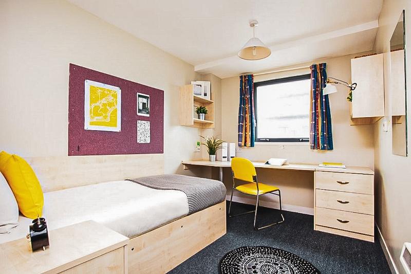 Das Zimmer der Schüler auf Sprachreise England ist simpel gestaltet und aufgeräumt