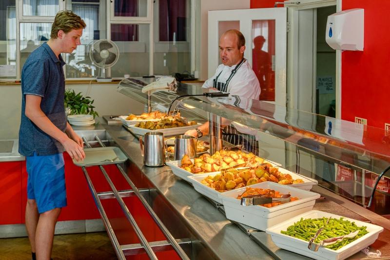 Beim Abendessen steht den Schülern auf England Sprachferien ein großes Buffet zur Auswahl