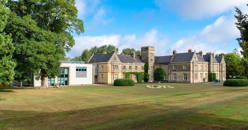 Das Außengelände der Sprachschule der Schülersprachreise nach England ist eine weitläufige Wiese