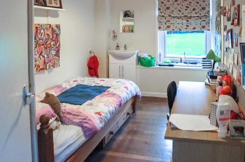 In dem kleinen aber feinen Zimmer steht den Schülern auf England Sprachreise ein Bett und ein Schreibtisch zur Verfügung
