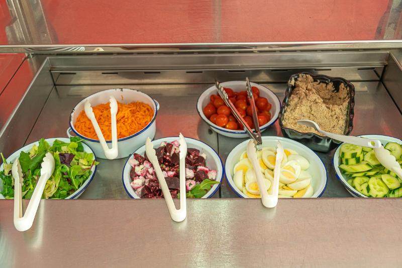 Bei einem leckeren Buffet können sich die Schüler auf Sprachreise England einen leckeren Salat zusammenstellen