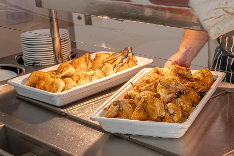 Auch der Hauptgang auf Sprachreise England wird euch in Form eines Buffets serviert