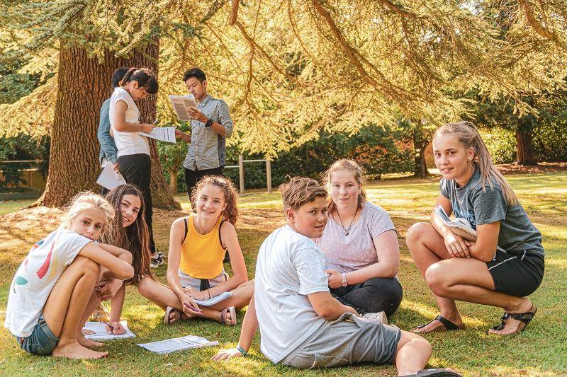 Eine Gruppe von Jugendlichen posiert für ein Gruppenfoto bei unseren Sprachreisen Christchurch
