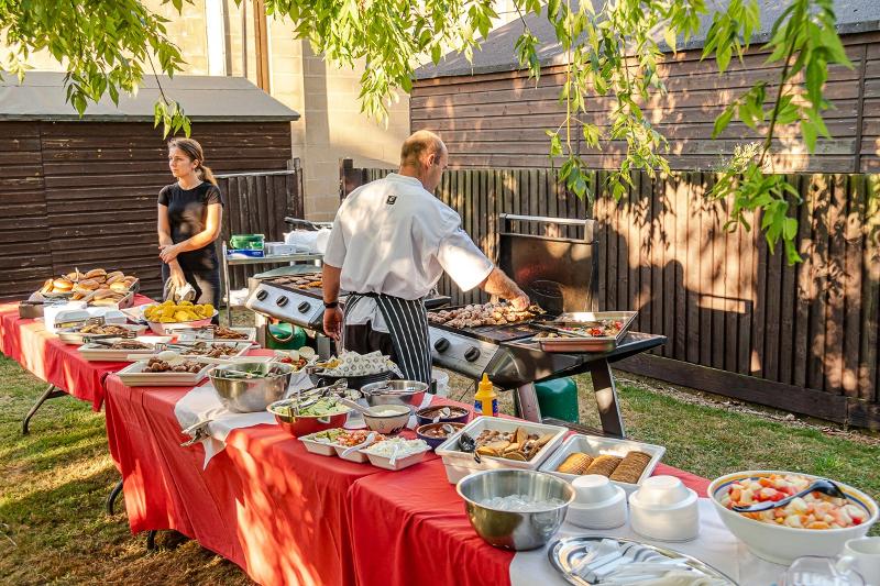 Zu besonderen Anlässen erwartet die Teilnehmer der Sprachreise England auch mal ein leckeres Barbecue