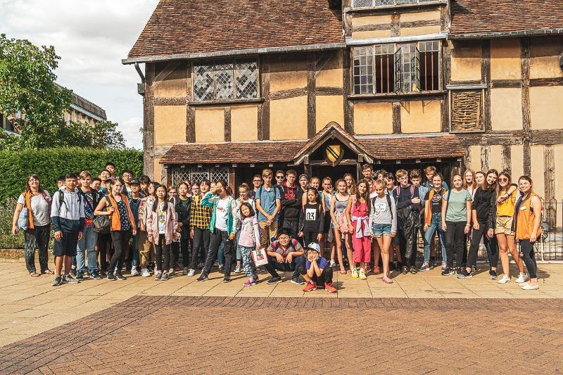 Die Gruppe der Sprachreise England macht gemeinsam ein Foto vor einem Haus