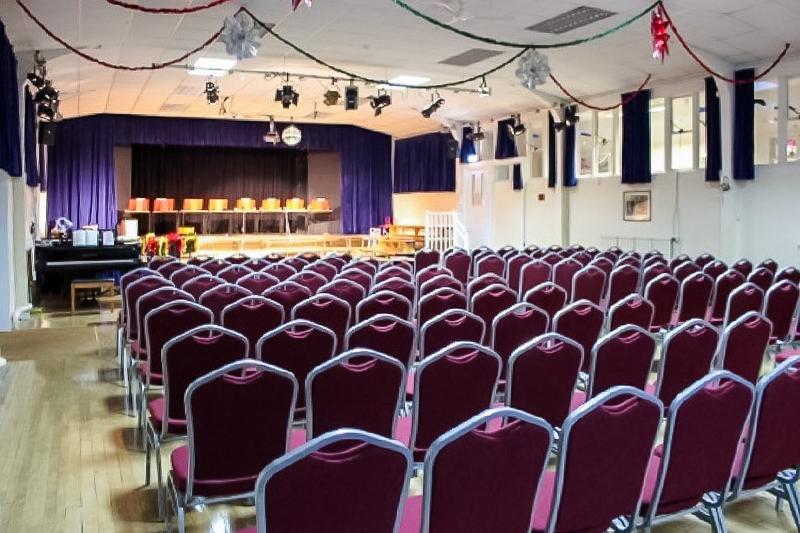 In einem großen Saal werden während eurer Sprachreise England Aufführungen stattfinden