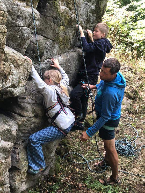 Bei einer Wanderreise klettern Kinder