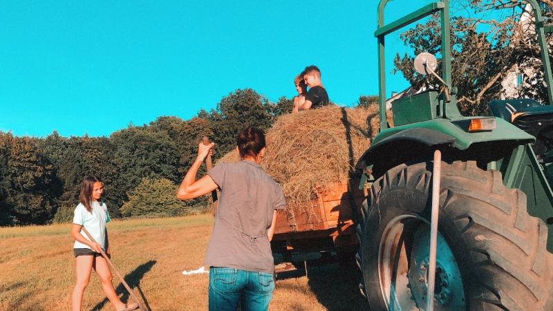 Im Erlebnis-Camp fahren Kinder mit dem Traktor