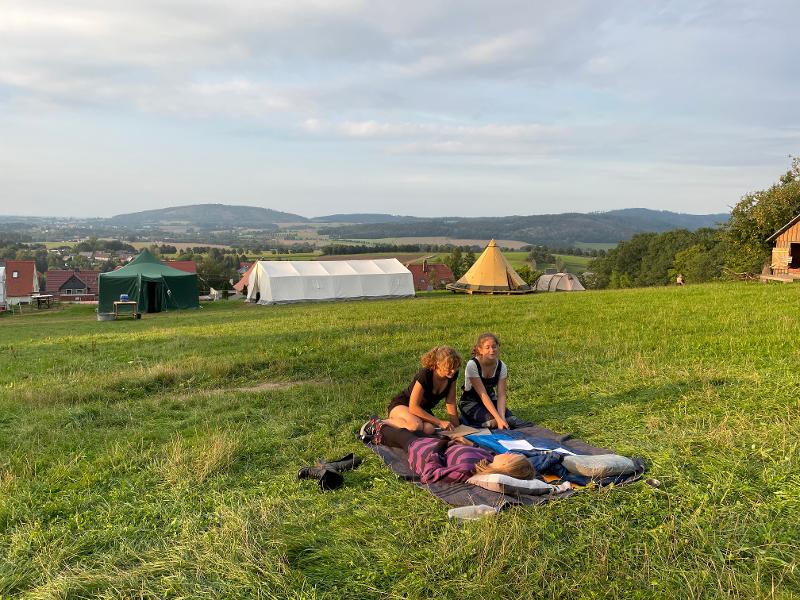 Kinder der Wanderreise machen eine Pause