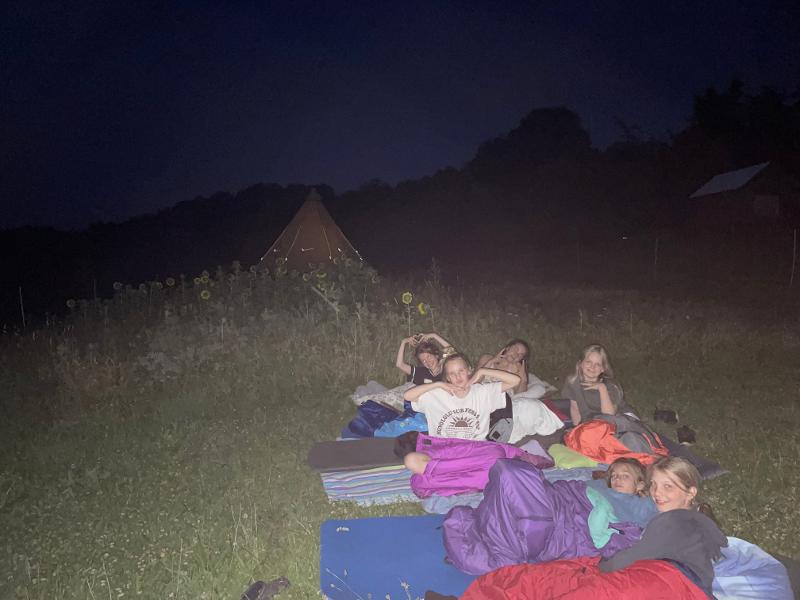 Kinder der Ferienbetreuung übernachten eine Nacht im freien