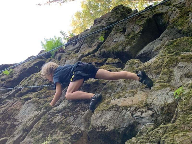 Im Ferienprogramm machen Kids Klettertouren