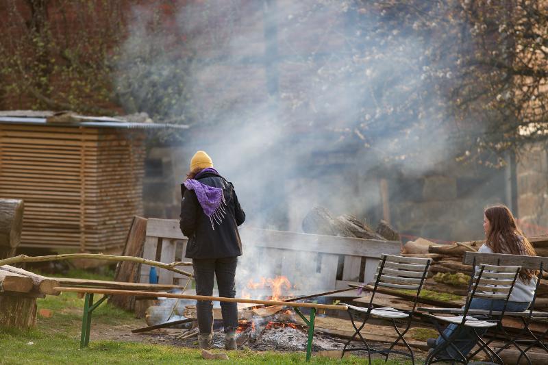 Im Ferienprogramm machen Kids ein Lagerfeuer