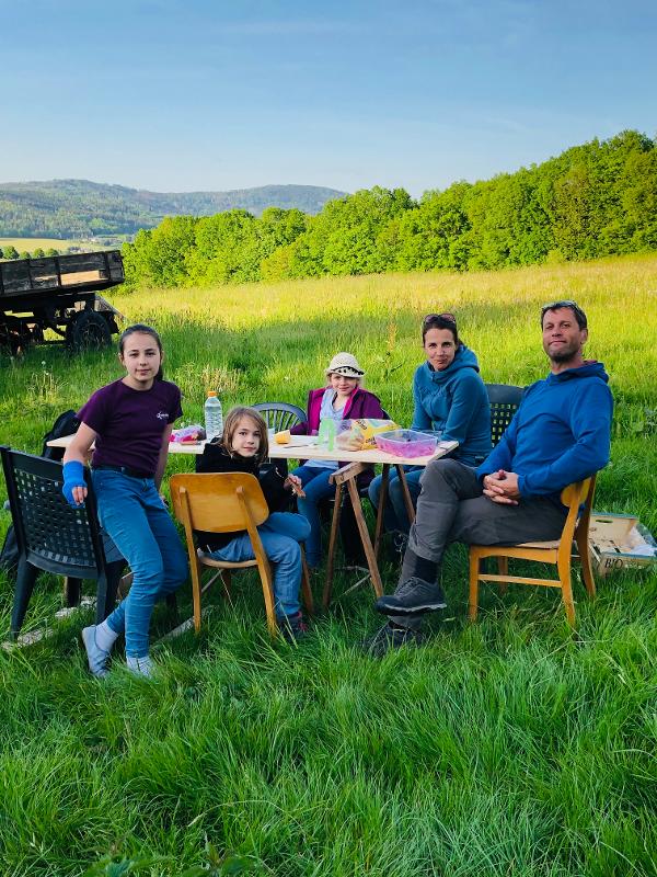 Picknickt gemeinsam im freien im Ferienprogramm