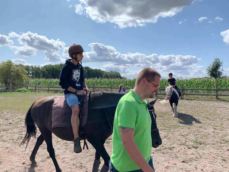 Jugendlicher im Ferienlager ab 13 reitet auf einem Pferd
