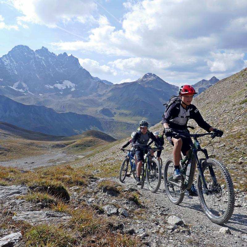 Des jeunes font du VTT lors d'un séjour linguistique allemand