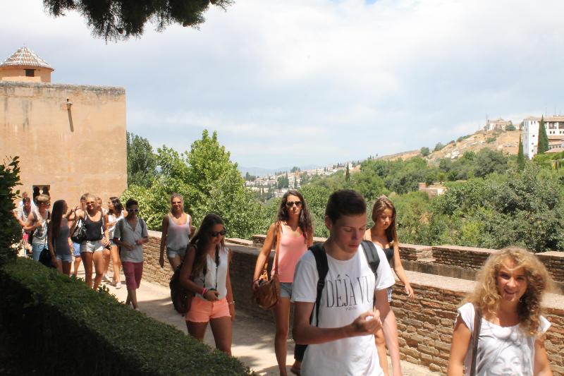 Jugendliche machen einen Ausflug in eine spanische Stadt bei den Sprachreisen Spanisch Last Minute