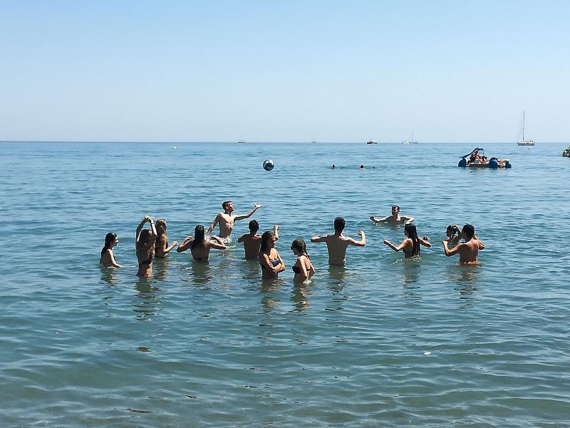 Jugendliche haben Spaß im Meer auf der Sprachreise Spanien junge Erwachsene